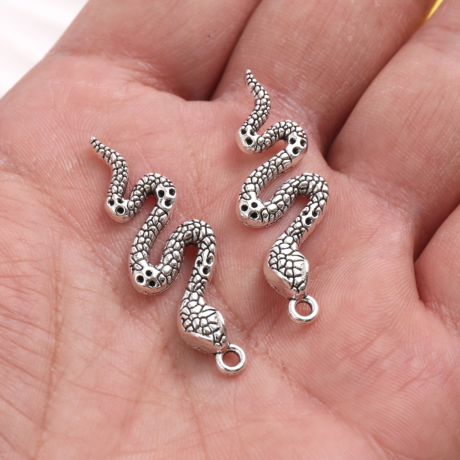 7pcs Distressed Embossed Serpentine Small Pendant Set